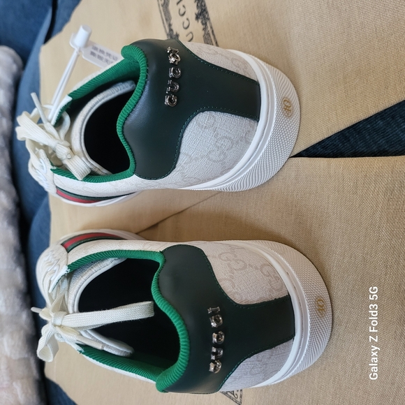 Gucci White and Green Sneakers with Signature Stripe - Picture 3 of 11